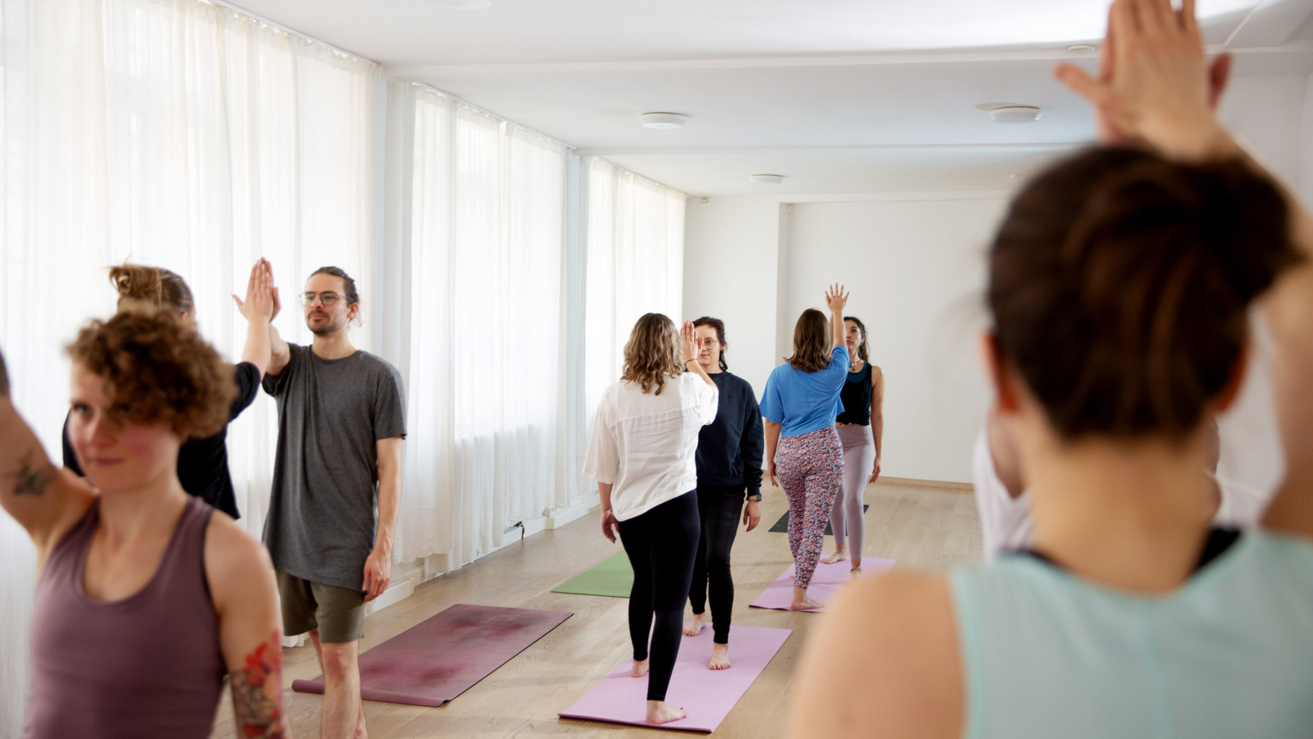 Yoga Dance Flow Klasse - zwei Personen auf einer Matte
