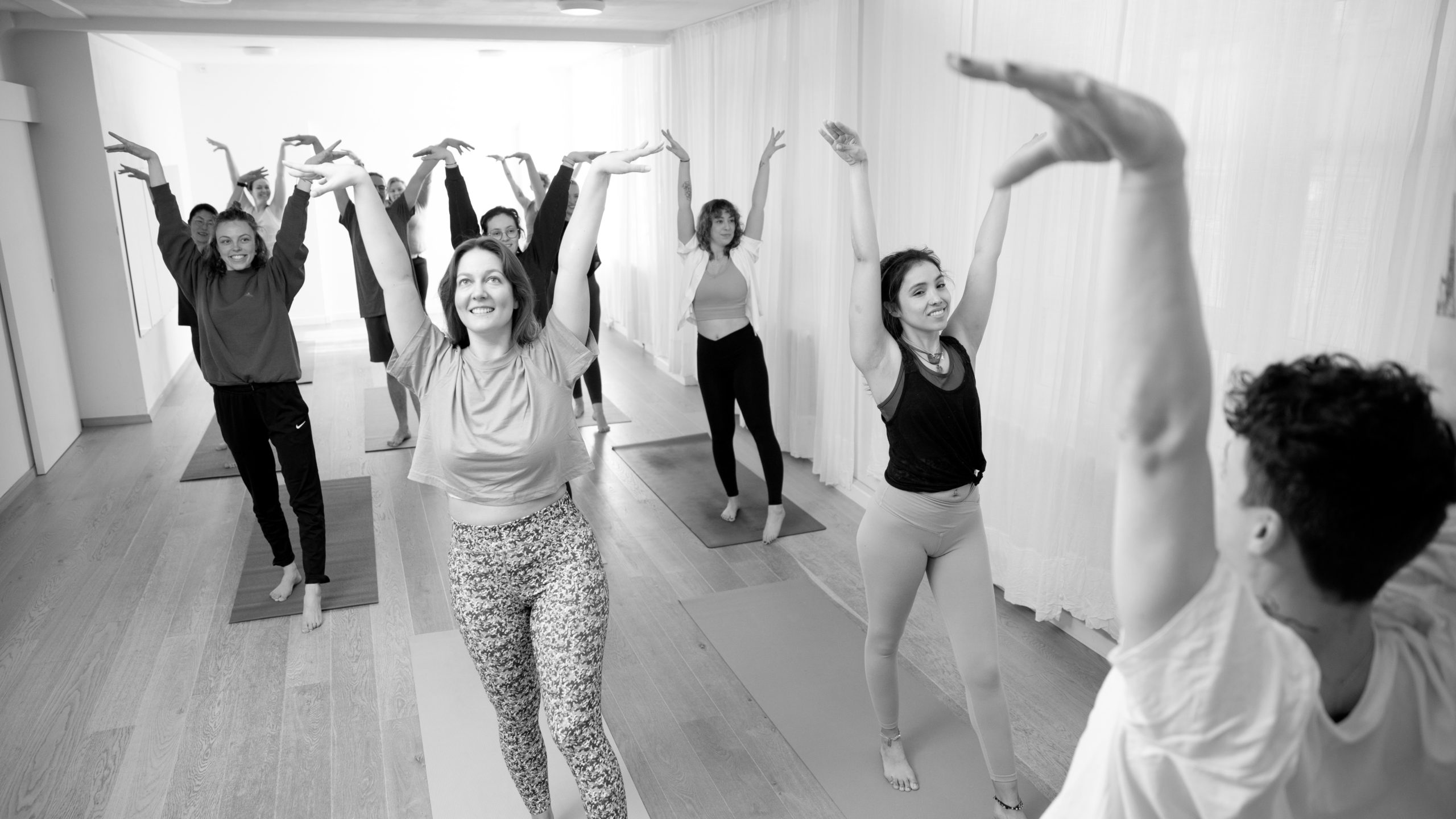 Yoga Dance Flow Klasse mit gehobenen Armen