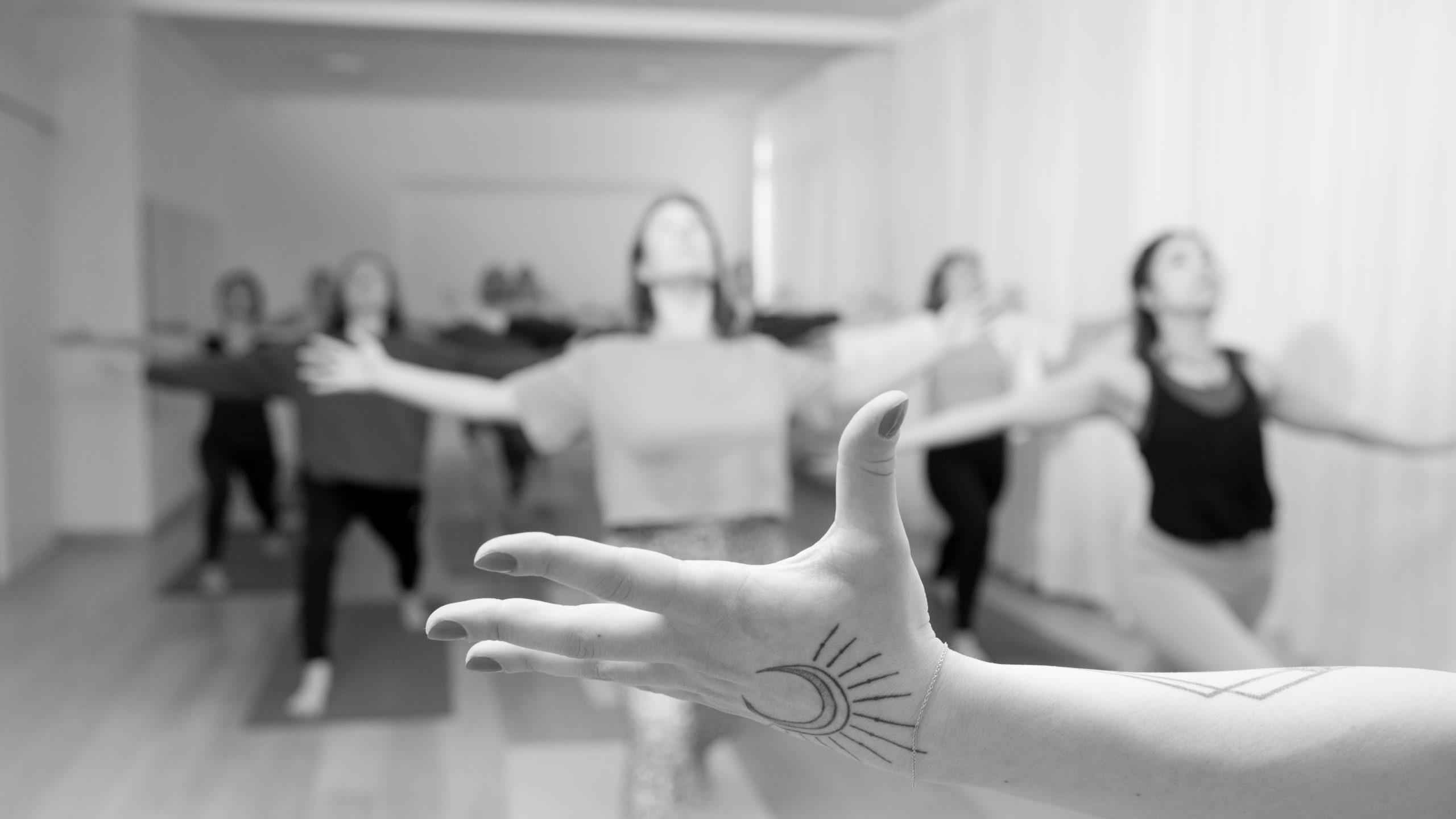 Yoga Dance Flow Gruppe mit Hand