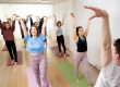 Yoga Dance Flow Teilnehmende beim Tanz mit erhobenen Armen