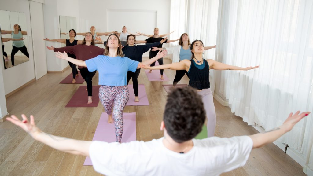 Yoga Dance Flow Klasse von vorne mit ausgebreiteten Armen