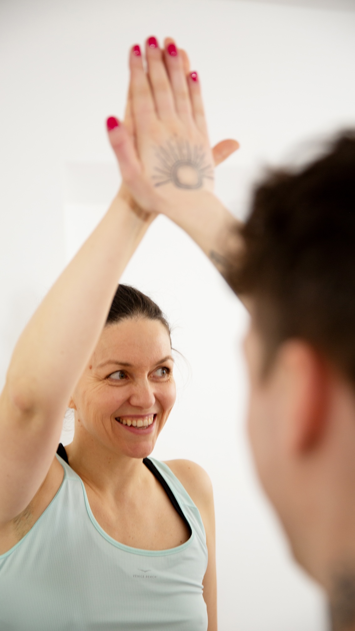 Yoga Dance Flow Teilnehmerin mit erhobenem Arm beim Flowen