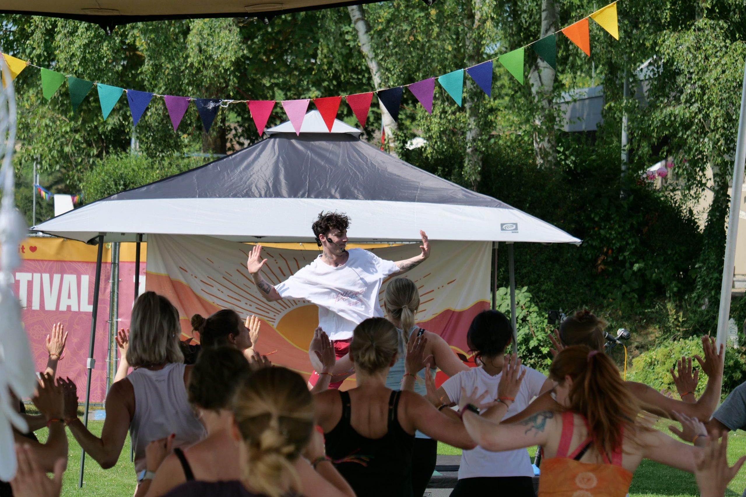 Joschua Yoga Festival Joschua Taake Yoga Dance Flow Lehrer vor einer Yoga Dance Flow Gruppe beim Yoga Festival